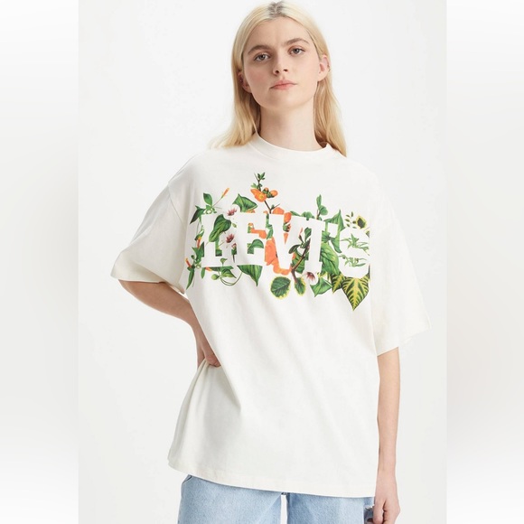 Levi's Tops - Levi’s Short Stacked Logo T-shirt EUC